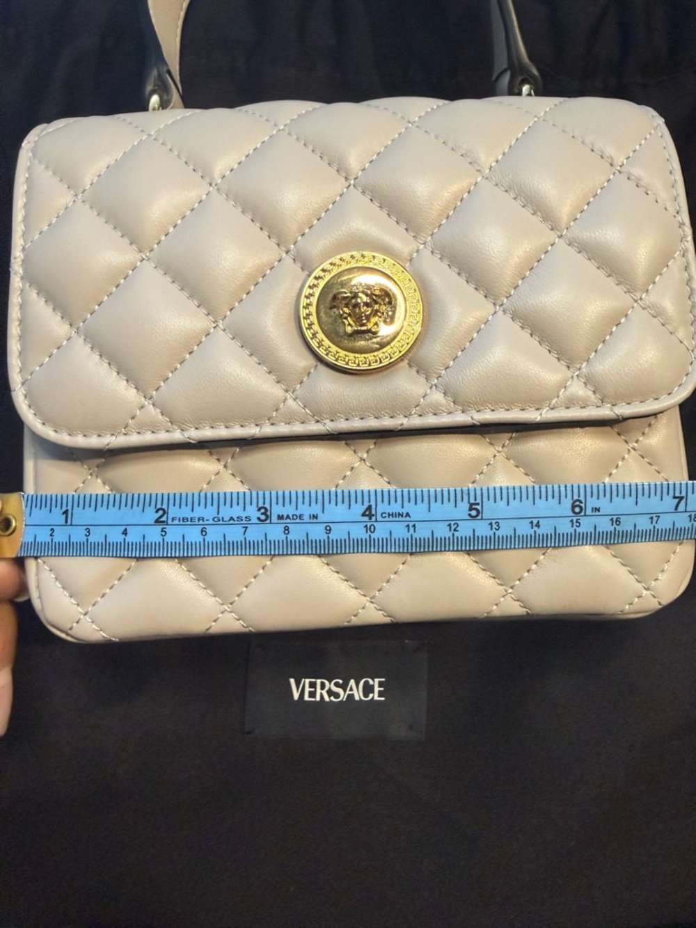 ✨ VERSACE LA MEDUSA ✨ Quilted Top-Handle Bag in Taupe with Gold Medallion - Picture 8 of 10